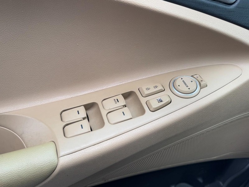 Hyundai Sonata Vehicle Full-screen Gallery Image 25