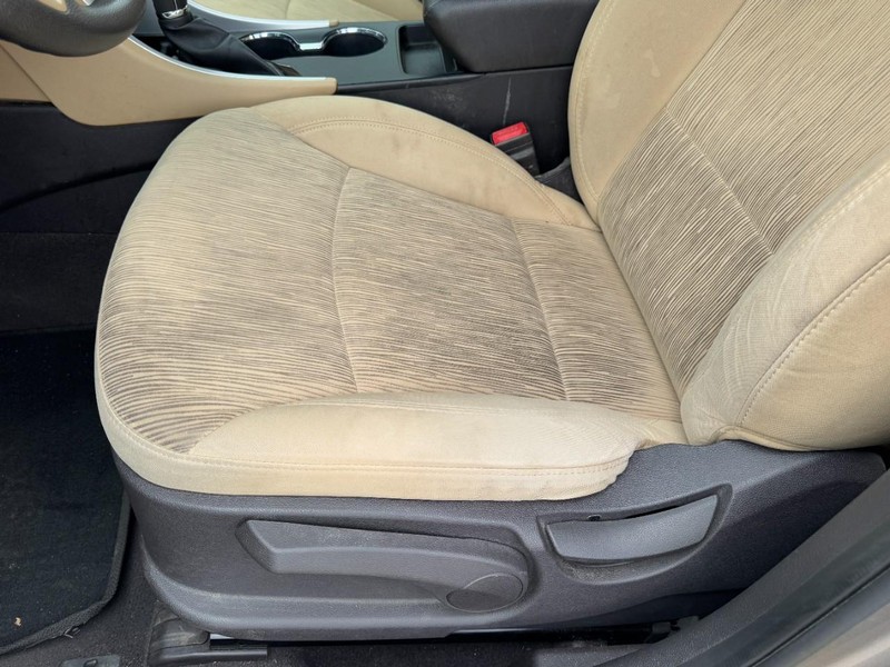 Hyundai Sonata Vehicle Full-screen Gallery Image 26