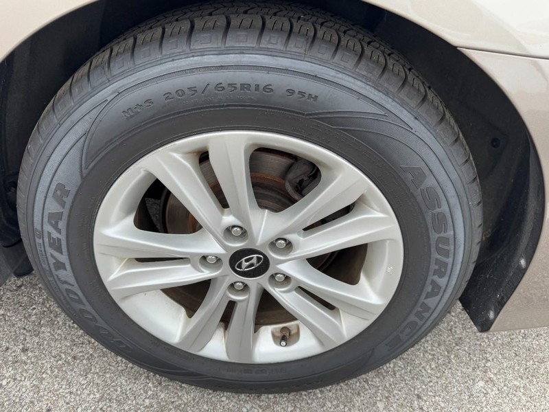 Hyundai Sonata Vehicle Full-screen Gallery Image 27