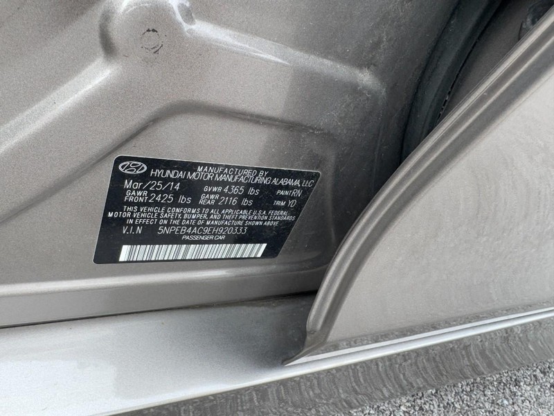 Hyundai Sonata Vehicle Full-screen Gallery Image 28