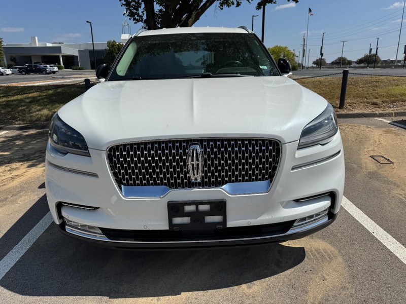 Lincoln Aviator Vehicle Full-screen Gallery Image 02