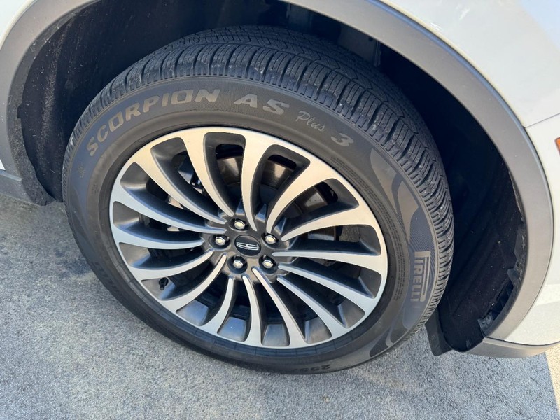 Lincoln Aviator Vehicle Full-screen Gallery Image 04