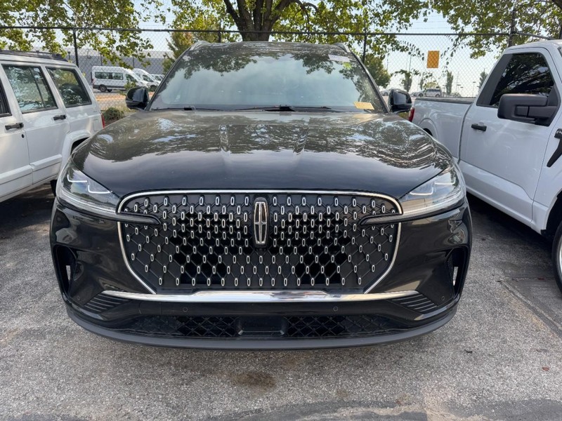 Lincoln Aviator Vehicle Full-screen Gallery Image 02