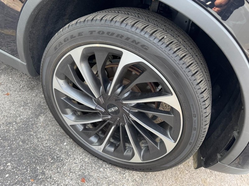 Lincoln Aviator Vehicle Full-screen Gallery Image 04