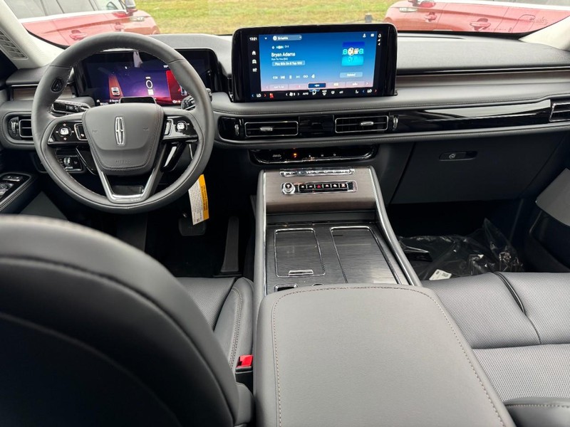 Lincoln Aviator Vehicle Full-screen Gallery Image 09