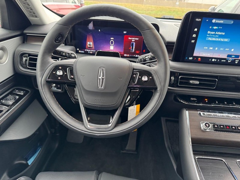 Lincoln Aviator Vehicle Full-screen Gallery Image 10