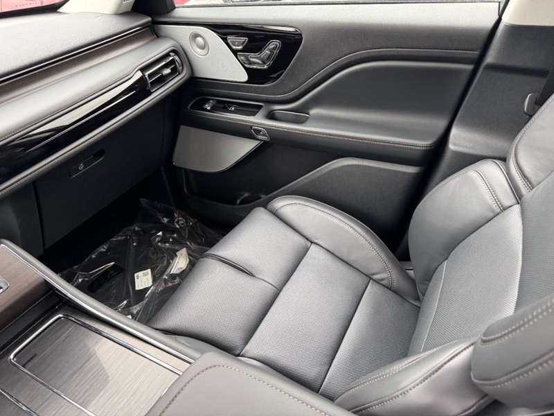 Lincoln Aviator Vehicle Full-screen Gallery Image 11