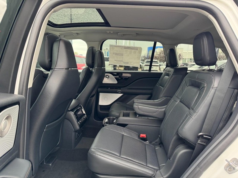 Lincoln Aviator Vehicle Full-screen Gallery Image 12