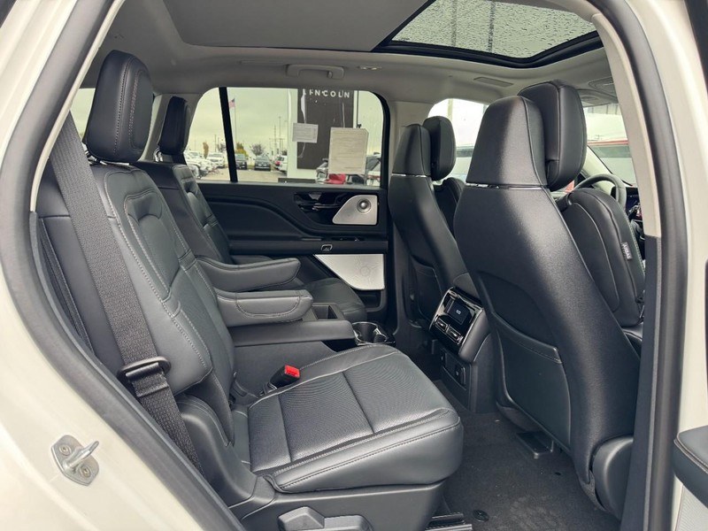 Lincoln Aviator Vehicle Full-screen Gallery Image 13
