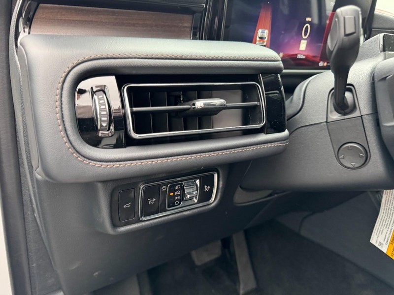 Lincoln Aviator Vehicle Full-screen Gallery Image 14