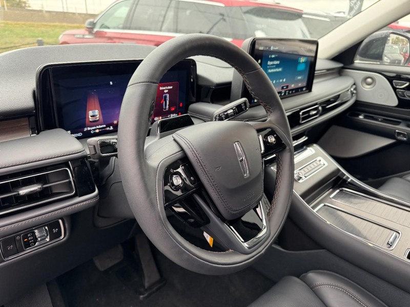 Lincoln Aviator Vehicle Full-screen Gallery Image 15