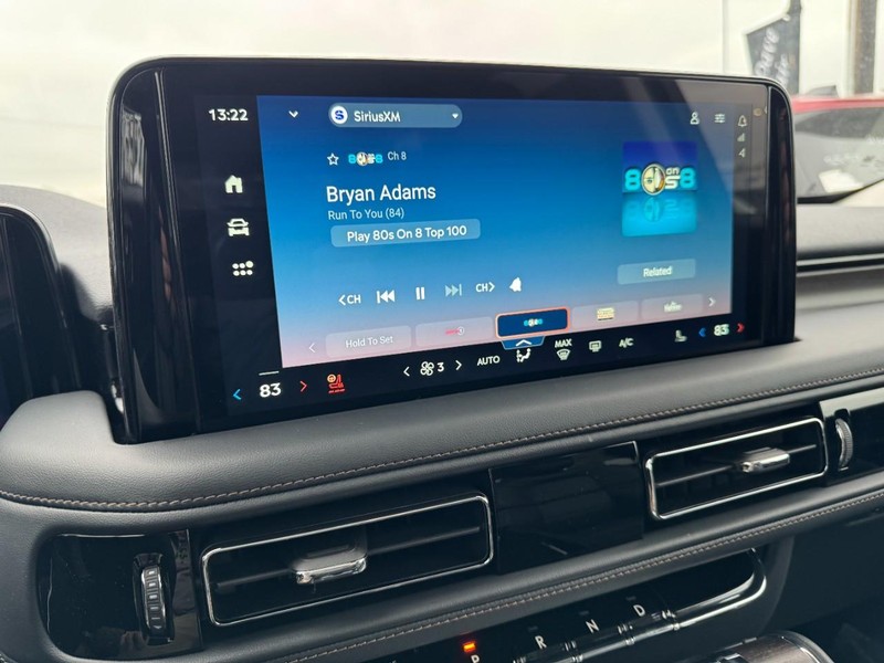 Lincoln Aviator Vehicle Full-screen Gallery Image 16