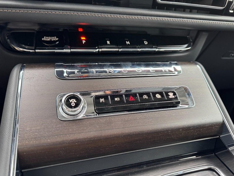 Lincoln Aviator Vehicle Full-screen Gallery Image 17