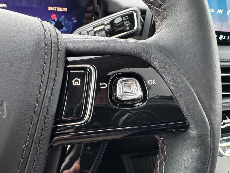 Lincoln Aviator Vehicle Full-screen Gallery Image 19