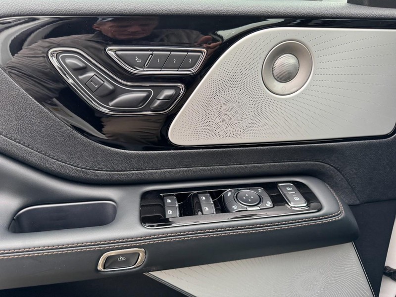 Lincoln Aviator Vehicle Full-screen Gallery Image 25