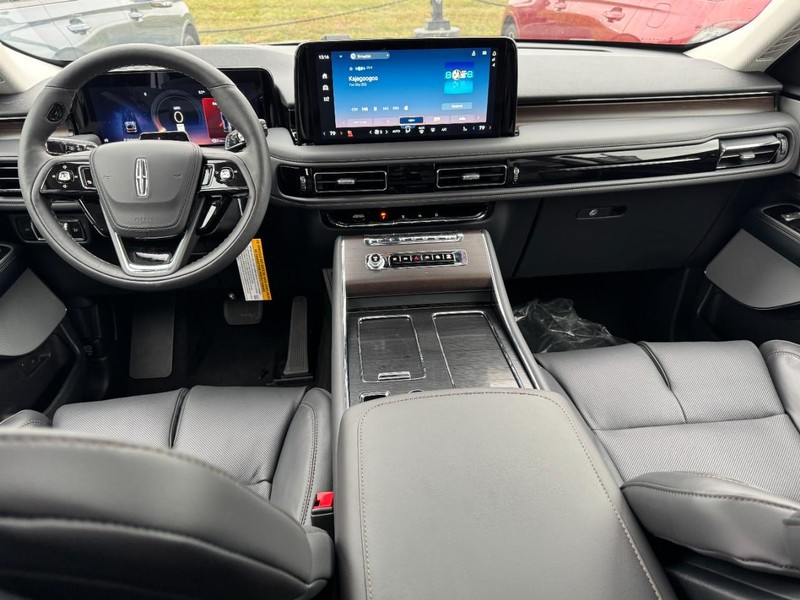 Lincoln Aviator Vehicle Full-screen Gallery Image 09