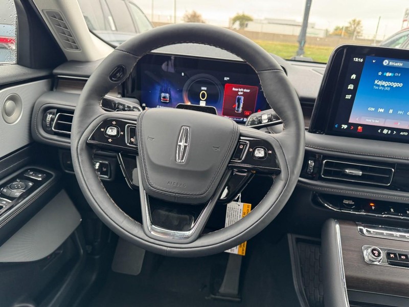 Lincoln Aviator Vehicle Full-screen Gallery Image 10