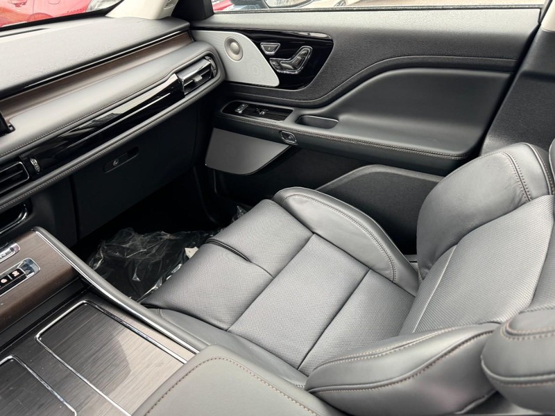 Lincoln Aviator Vehicle Full-screen Gallery Image 11