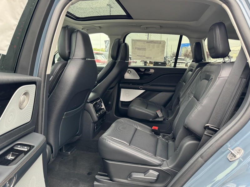 Lincoln Aviator Vehicle Full-screen Gallery Image 12