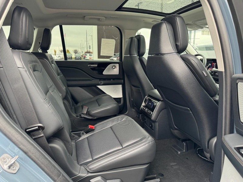 Lincoln Aviator Vehicle Full-screen Gallery Image 13