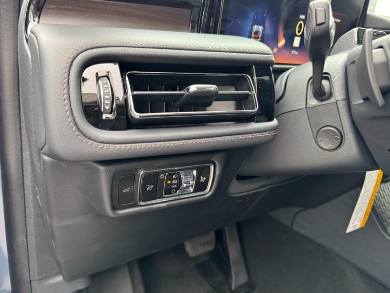 Lincoln Aviator Vehicle Full-screen Gallery Image 14