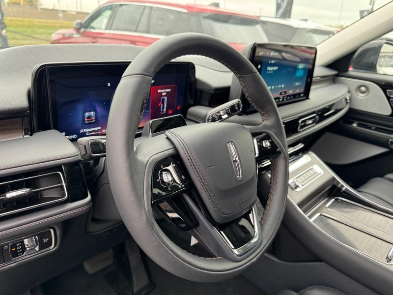 Lincoln Aviator Vehicle Full-screen Gallery Image 15