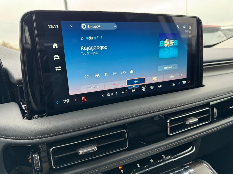 Lincoln Aviator Vehicle Full-screen Gallery Image 16