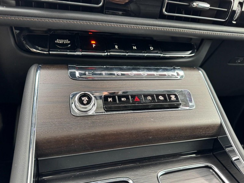 Lincoln Aviator Vehicle Full-screen Gallery Image 17