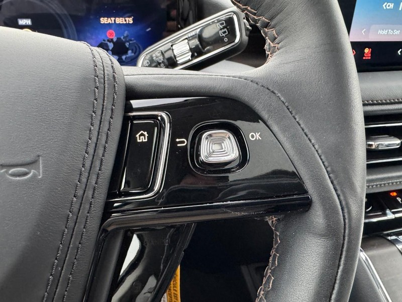 Lincoln Aviator Vehicle Full-screen Gallery Image 19