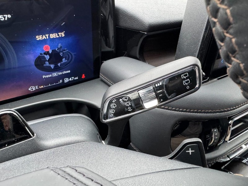 Lincoln Aviator Vehicle Full-screen Gallery Image 21