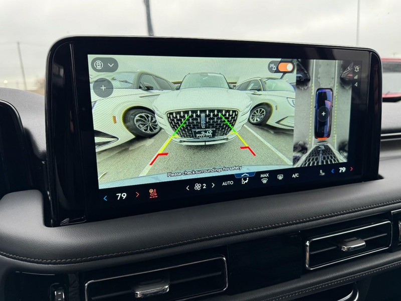 Lincoln Aviator Vehicle Full-screen Gallery Image 24