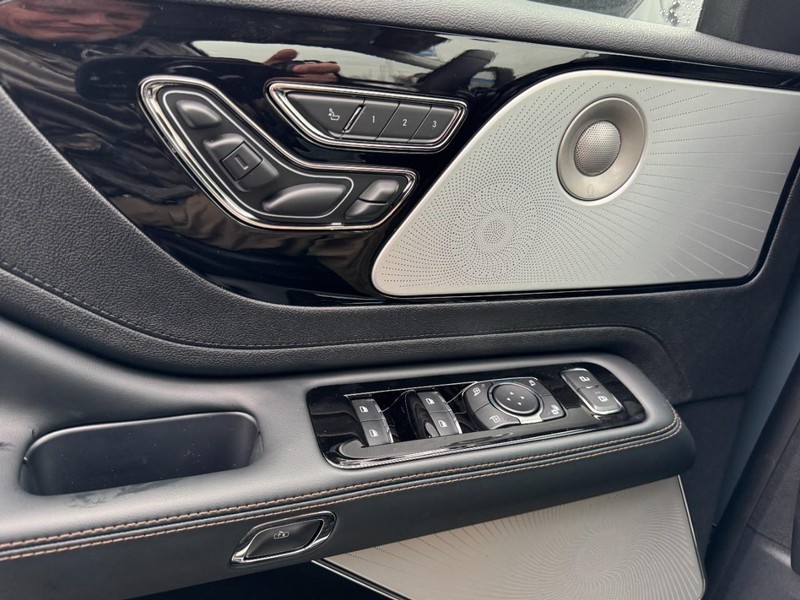 Lincoln Aviator Vehicle Full-screen Gallery Image 25