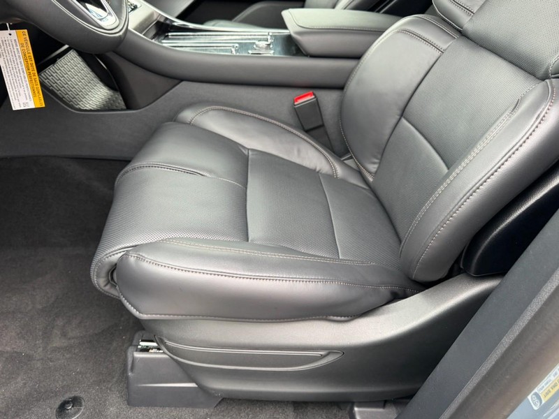 Lincoln Aviator Vehicle Full-screen Gallery Image 26