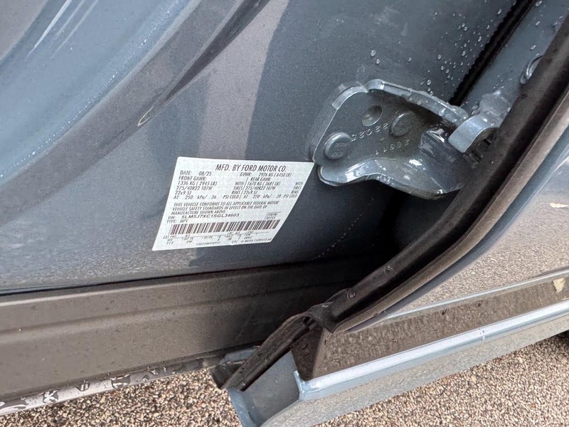 Lincoln Aviator Vehicle Full-screen Gallery Image 28