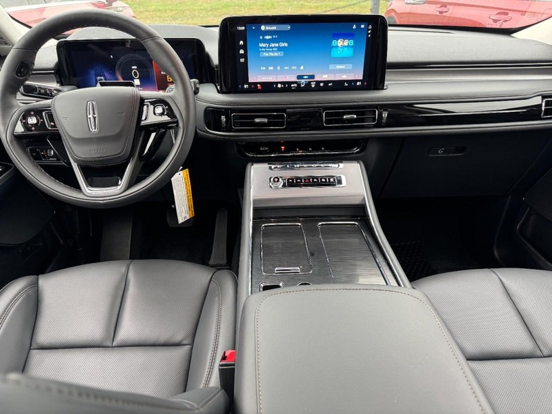 Lincoln Aviator Vehicle Full-screen Gallery Image 09