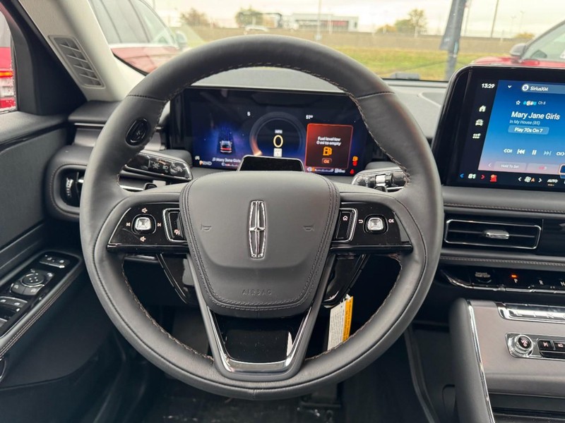 Lincoln Aviator Vehicle Full-screen Gallery Image 10