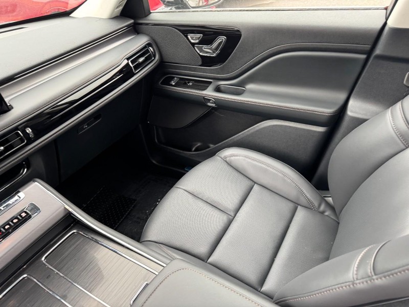 Lincoln Aviator Vehicle Full-screen Gallery Image 11