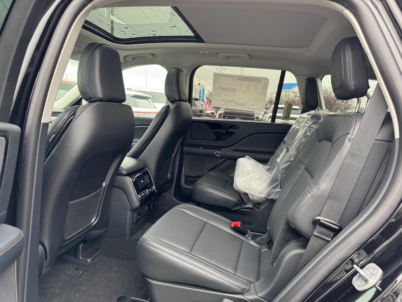 Lincoln Aviator Vehicle Full-screen Gallery Image 12