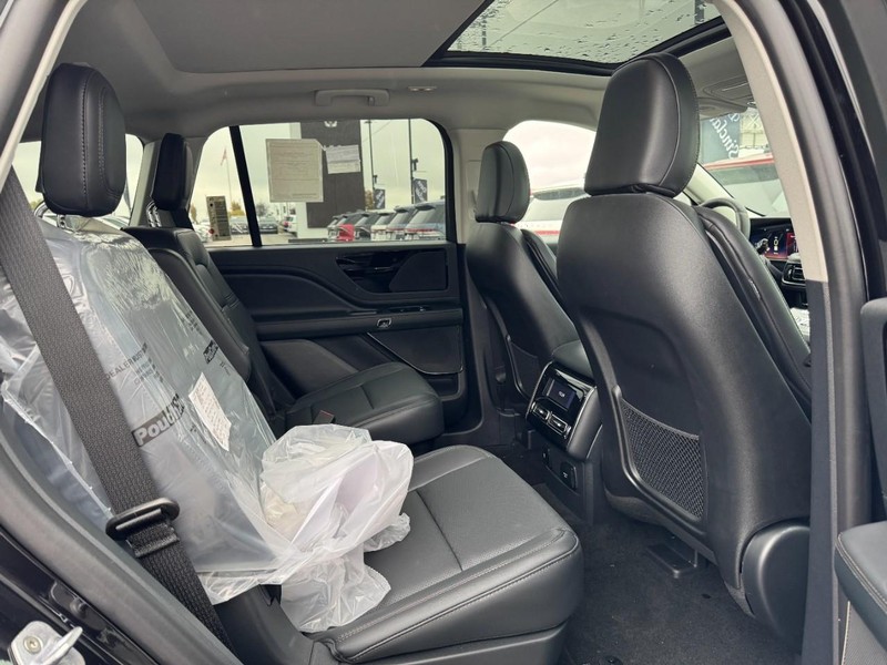 Lincoln Aviator Vehicle Full-screen Gallery Image 13