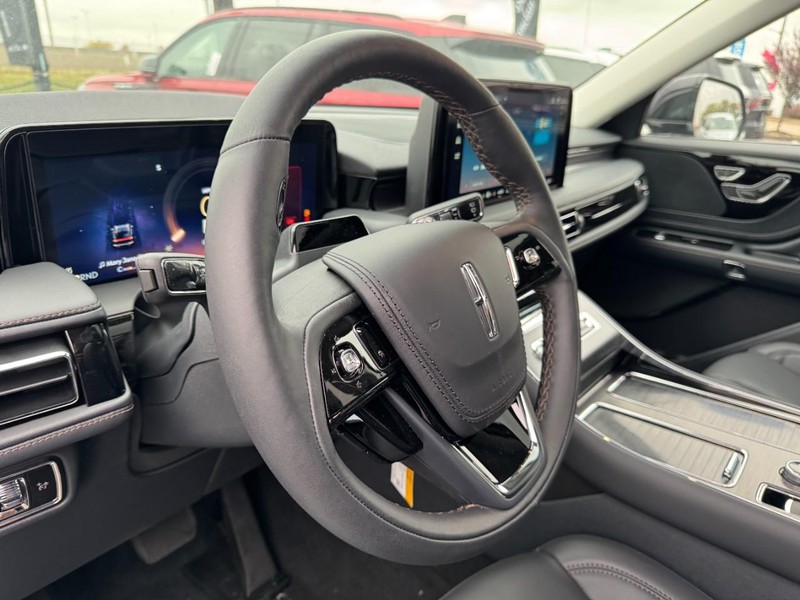 Lincoln Aviator Vehicle Full-screen Gallery Image 15