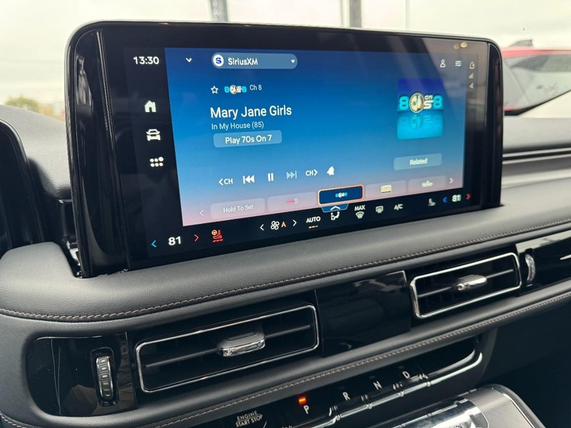 Lincoln Aviator Vehicle Full-screen Gallery Image 16