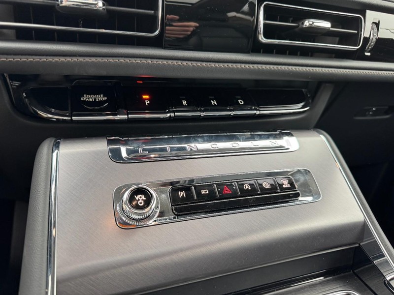 Lincoln Aviator Vehicle Full-screen Gallery Image 17