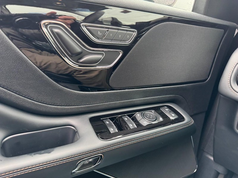 Lincoln Aviator Vehicle Full-screen Gallery Image 25