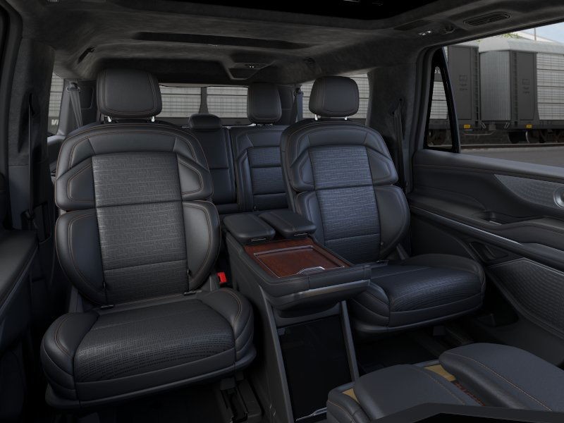 Lincoln Navigator L Vehicle Full-screen Gallery Image 11