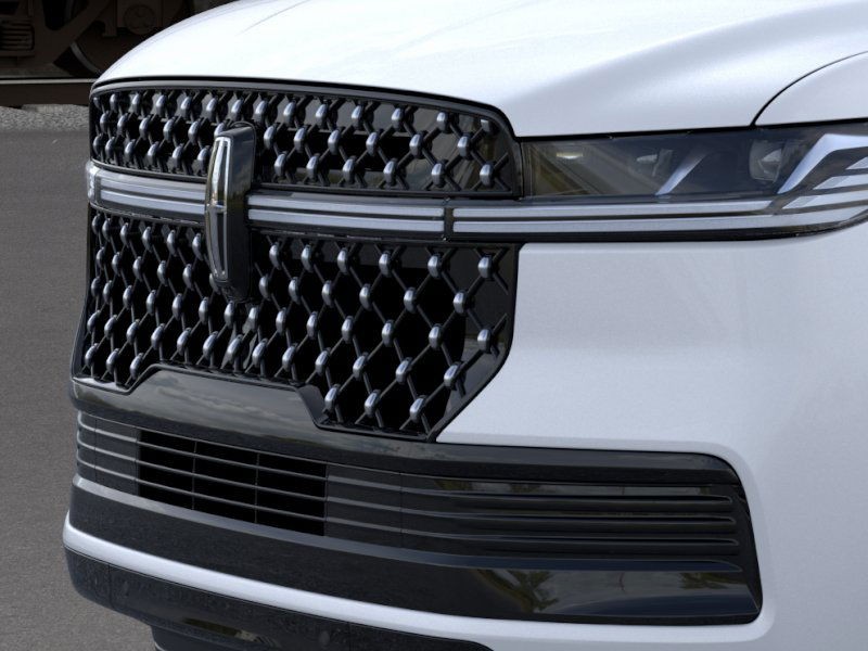 Lincoln Navigator L Vehicle Full-screen Gallery Image 17