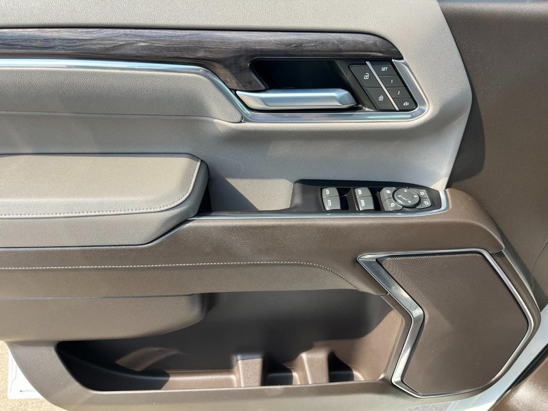 Chevrolet Silverado 1500 Vehicle Full-screen Gallery Image 12