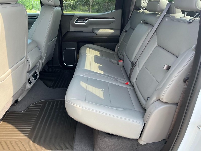 Chevrolet Silverado 1500 Vehicle Full-screen Gallery Image 16