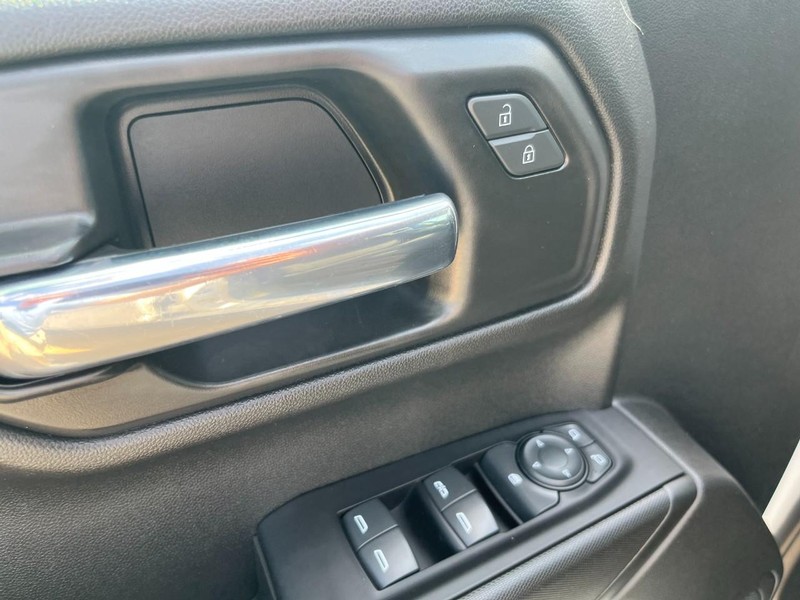 Chevrolet Silverado 1500 Vehicle Full-screen Gallery Image 14