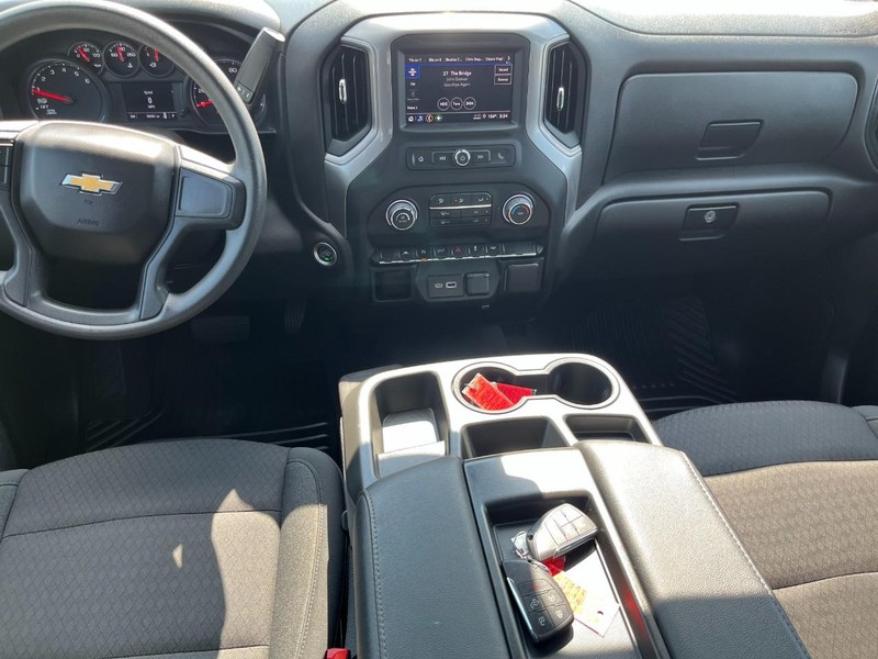 Chevrolet Silverado 1500 Vehicle Full-screen Gallery Image 16