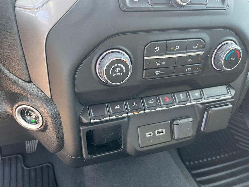 Chevrolet Silverado 1500 Vehicle Full-screen Gallery Image 24